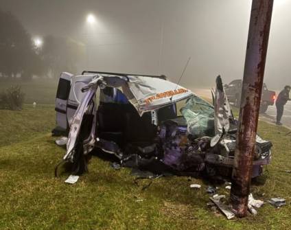 En medio de la niebla, chocó contra un poste de luz de la rotonda de la autopista